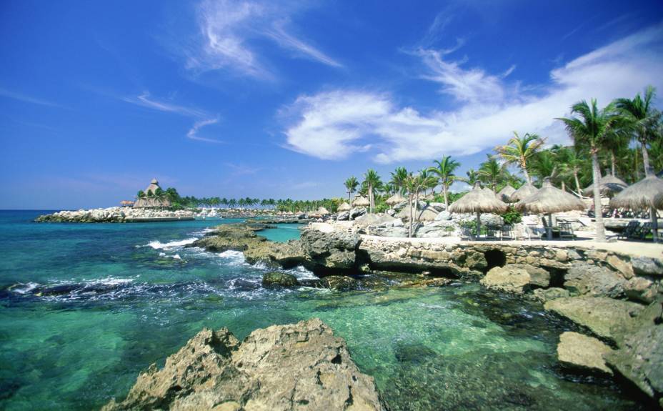 <strong>1. Xcaret</strong>Parque temático com apelo arqueológico, apresenta a cultura mexicana aos gringos com tudo o que os gringos gostam. Aqui é possível praticar snorkeling e nadar com golfinhos ou explorar os rios subterrâneos de água cristalina formados ao longo dos séculos pela infiltração da chuva. Há ainda piscinas e cabanas com massagem ao ar livre <strong>1. Xcaret</strong>Parque temático com apelo arqueológico, apresenta a cultura mexicana aos gringos com tudo o que os gringos gostam. Aqui é possível praticar snorkeling e nadar com golfinhos ou explorar os rios subterrâneos de água cristalina formados ao longo dos séculos pela infiltração da chuva. Há ainda piscinas e cabanas com massagem ao ar livre