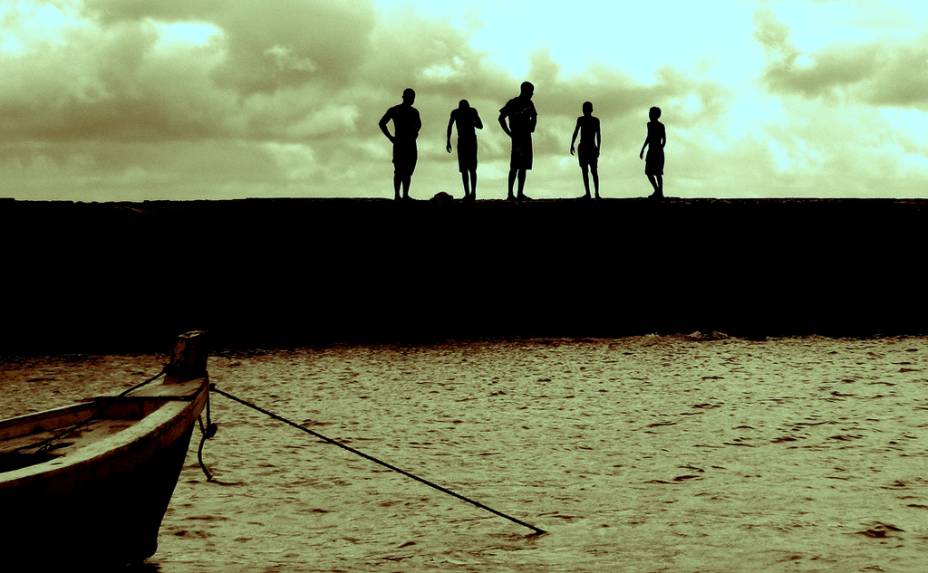 Meninos no Porto da Barra, em <a href="https://viajeaqui.abril.com.br/cidades/br-ba-salvador" rel="Salvador" target="_blank">Salvador</a> (<a href="https://viajeaqui.abril.com.br/estados/br-bahia" rel="BA" target="_blank">BA</a>)