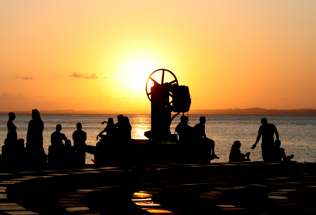 Jovens se re&uacute;nem no Solar do Unh&atilde;o, em Salvador (Bahia), para assistir &agrave; sess&otilde;es de Jazz