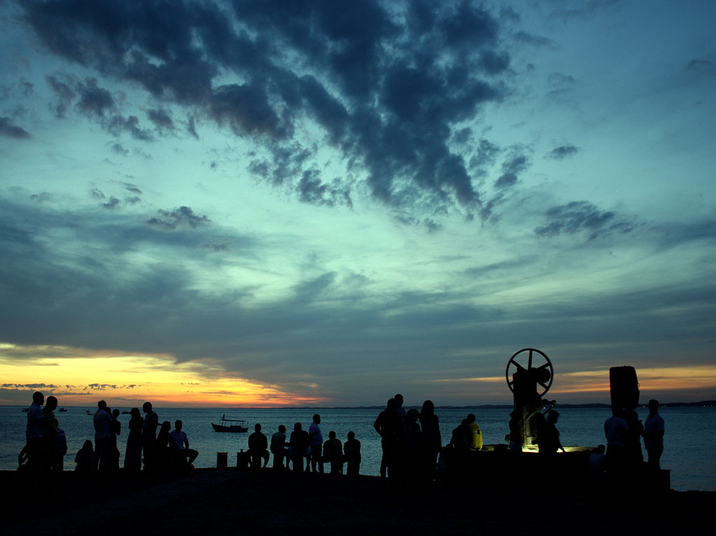 O &nbsp;p&ocirc;r do sol na &nbsp;bela praia da Ribeira, em <a href="https://viajeaqui.abril.com.br/cidades/br-ba-salvador" rel="Salvador" target="_self">Salvador</a>, <a href="https://viajeaqui.abril.com.br/estados/br-bahia" rel="Bahia" target="_self">Bahia</a>