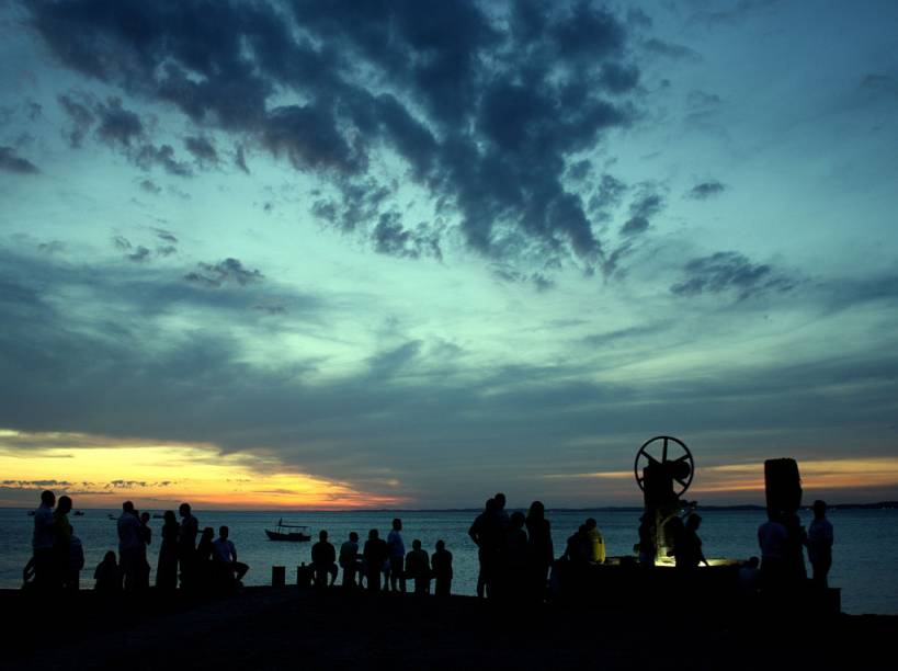 O  pôr do sol na  bela praia da Ribeira, em <a href="https://viajeaqui.abril.com.br/cidades/br-ba-salvador" rel="Salvador" target="_self">Salvador</a>, <a href="https://viajeaqui.abril.com.br/estados/br-bahia" rel="Bahia" target="_self">Bahia</a>