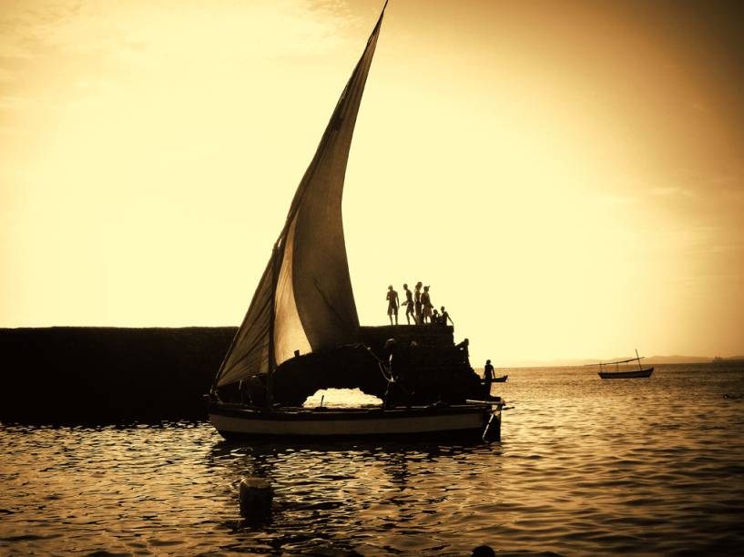P&ocirc;r do sol na Praia da Ribeira, em <a href="https://viajeaqui.abril.com.br/cidades/br-ba-salvador" rel="Salvador" target="_blank">Salvador</a>, <a href="https://viajeaqui.abril.com.br/estados/br-bahia" rel="Bahia" target="_blank">Bahia</a>
