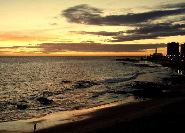 Pôr do sol na <a href="https://viajeaqui.abril.com.br/estabelecimentos/br-ba-salvador-atracao-praia-farol-da-barra" rel="Praia Farol da Barra" target="_self">Praia Farol da Barra</a>, <a href="https://viajeaqui.abril.com.br/cidades/br-ba-salvador" rel="Salvador" target="_self">Salvador</a> (<a href="https://viajeaqui.abril.com.br/estados/br-bahia" rel="Bahia" target="_self">Bahia</a>) Pôr do sol na <a href="https://viajeaqui.abril.com.br/estabelecimentos/br-ba-salvador-atracao-praia-farol-da-barra" rel="Praia Farol da Barra" target="_self">Praia Farol da Barra</a>, <a href="https://viajeaqui.abril.com.br/cidades/br-ba-salvador" rel="Salvador" target="_self">Salvador</a> (<a href="https://viajeaqui.abril.com.br/estados/br-bahia" rel="Bahia" target="_self">Bahia</a>)