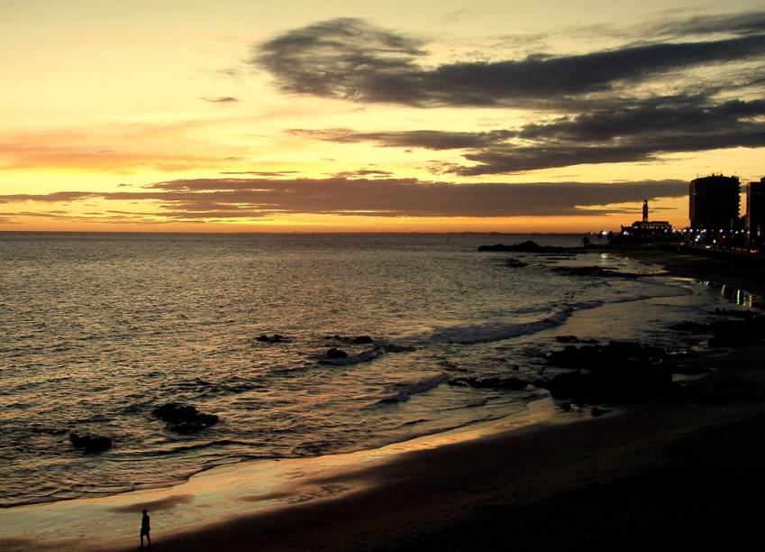 P&ocirc;r do sol na <a href="https://viajeaqui.abril.com.br/estabelecimentos/br-ba-salvador-atracao-praia-farol-da-barra" rel="Praia Farol da Barra" target="_self">Praia Farol da Barra</a>, <a href="https://viajeaqui.abril.com.br/cidades/br-ba-salvador" rel="Salvador" target="_self">Salvador</a> (<a href="https://viajeaqui.abril.com.br/estados/br-bahia" rel="Bahia" target="_self">Bahia</a>)