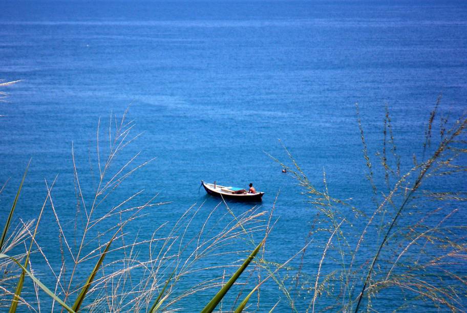 Barquinho nas tranquilas &aacute;guas do <a href="https://viajeaqui.abril.com.br/estabelecimentos/br-ba-salvador-atracao-praia-porto-da-barra" rel="Porto  da Barra" target="_blank">Porto &nbsp;da Barra</a>, <a href="https://viajeaqui.abril.com.br/cidades/br-ba-salvador" rel="Salvador" target="_blank">Salvador</a>, <a href="https://viajeaqui.abril.com.br/estados/br-bahia" rel="Bahia" target="_blank">Bahia</a>