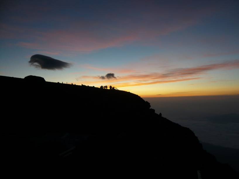 <strong>Escalar o Monte Fuji</strong>O Monte Fuji não é somente a montanha mais alta do Japão (3776 metros), mas também seu mais querido símbolo. Quando o calor de verão derrete suas neves, milhares de pessoas ascendem suas encostas para, lá do alto, junto à cratera, ver o sol nascer.Todas as rotas oficiais têm estações (paradas) com pousadas, área de descanso e quiosques onde estão à venda bebidas, lembranças, comida e até garrafinhas de oxigênio. As trilhas mais populares são as de Fujinomiya, Gotemba e Fujiyoshida