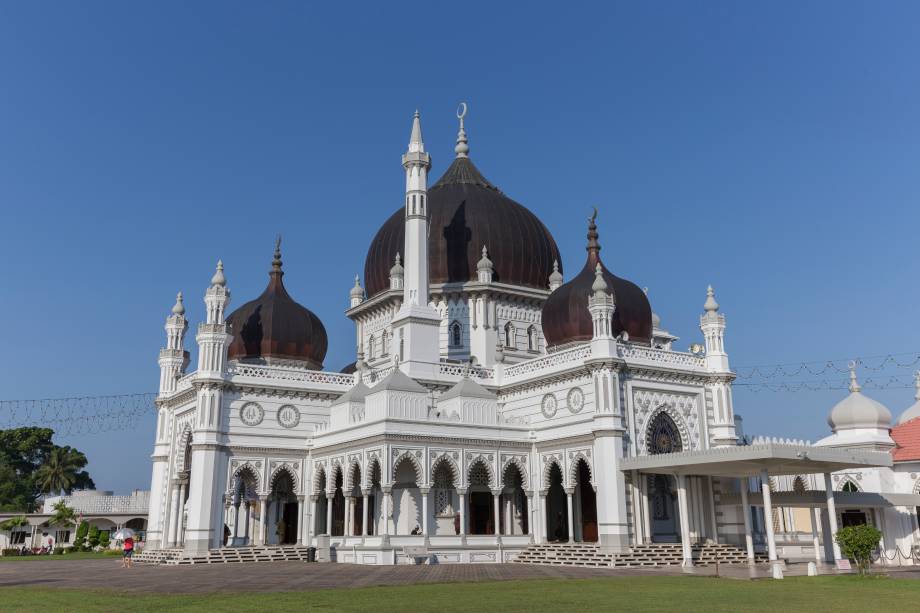 Construída em 1912, sua arquitetura foi inspirada em outra mesquita do sudeste asiático, a Azizi, na cidade de Langkat, Indonésia. Tem cinco grandes cúpulas simbolizando os cinco princípios islâmicos e é uma das mais antigas mesquitas da Malásia. A mesquita é sede de uma competição anual e nacional de leitura do Corão Construída em 1912, sua arquitetura foi inspirada em outra mesquita do sudeste asiático, a Azizi, na cidade de Langkat, Indonésia. Tem cinco grandes cúpulas simbolizando os cinco princípios islâmicos e é uma das mais antigas mesquitas da Malásia. A mesquita é sede de uma competição anual e nacional de leitura do Corão