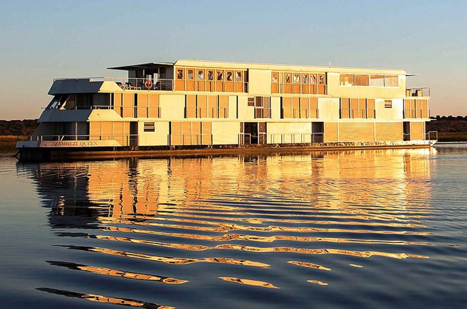 <a href="https://firstar.tur.br/" rel="Firstar" target="_blank"><strong>Firstar</strong></a> (11) 3253-7203 <strong>O que ela faz por você</strong> Navega por destinos mais exóticos. <strong>Pacotes</strong> Mais longo (e mais caro), o pacote terrestre e fluvial de 15 noites para a África tem 11 delas em hotéis de luxo, divididas entre Johannesburgo, na África do Sul; Victoria Falls, no Zimbábue; Nairóbi, no Quênia; e lago Manyara, Ngorongoro e Serengeti, na Tanzânia. As quatro noites embarcadas são a bordo do <strong><a href="https://www.zambeziqueen.com/" rel="Zambezi Queen" target="_blank">Zambezi Queen</a></strong>, um hotel-butique flutuante com apenas 14 suítes que faz um cruzeiro-safári pelo rio Chobe. Custa US$ 13 495 (sem aéreo). <a href="https://firstar.tur.br/" rel="Firstar" target="_blank"><strong>Firstar</strong></a> (11) 3253-7203 <strong>O que ela faz por você</strong> Navega por destinos mais exóticos. <strong>Pacotes</strong> Mais longo (e mais caro), o pacote terrestre e fluvial de 15 noites para a África tem 11 delas em hotéis de luxo, divididas entre Johannesburgo, na África do Sul; Victoria Falls, no Zimbábue; Nairóbi, no Quênia; e lago Manyara, Ngorongoro e Serengeti, na Tanzânia. As quatro noites embarcadas são a bordo do <strong><a href="https://www.zambeziqueen.com/" rel="Zambezi Queen" target="_blank">Zambezi Queen</a></strong>, um hotel-butique flutuante com apenas 14 suítes que faz um cruzeiro-safári pelo rio Chobe. Custa US$ 13 495 (sem aéreo).