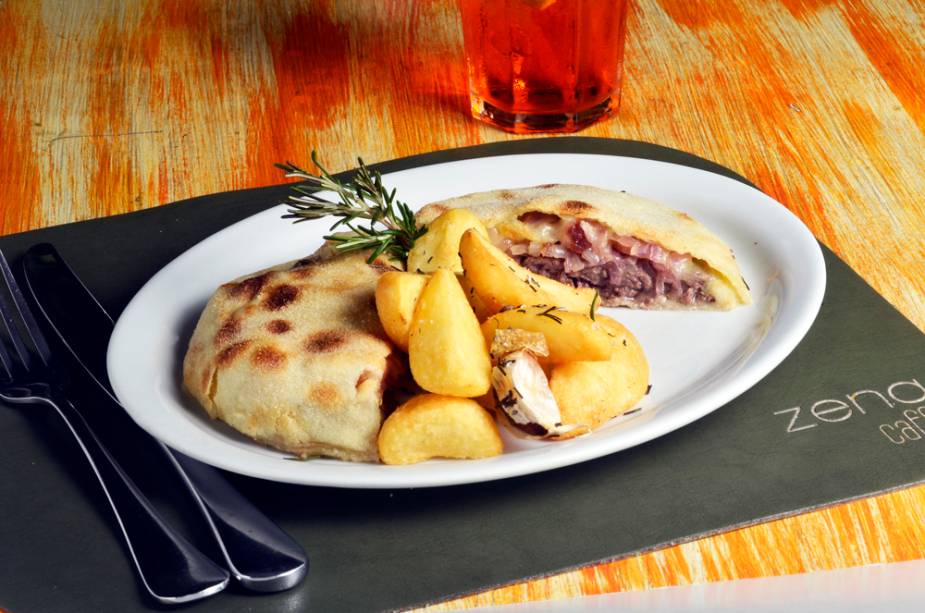 <a href="https://www.zenacaffe.com.br/" rel="Zena Caffè">Zena Caffè</a> (<em>Rua Peixoto Gomide, 1901, Jardins</em>): o chef Carlos Bertolazzi vai preparar um hambúrguer de 160 gramas com queijo stracchino, cebola-roxa caramelizada e pancetta na focaccia (O sanduíche estará em cartaz nas duas unidades do restaurante, no Itaim Bibi e nos Jardins, durante o almoço e o jantar. <a href="https://www.zenacaffe.com.br/" rel="Zena Caffè">Zena Caffè</a> (<em>Rua Peixoto Gomide, 1901, Jardins</em>): o chef Carlos Bertolazzi vai preparar um hambúrguer de 160 gramas com queijo stracchino, cebola-roxa caramelizada e pancetta na focaccia (O sanduíche estará em cartaz nas duas unidades do restaurante, no Itaim Bibi e nos Jardins, durante o almoço e o jantar.