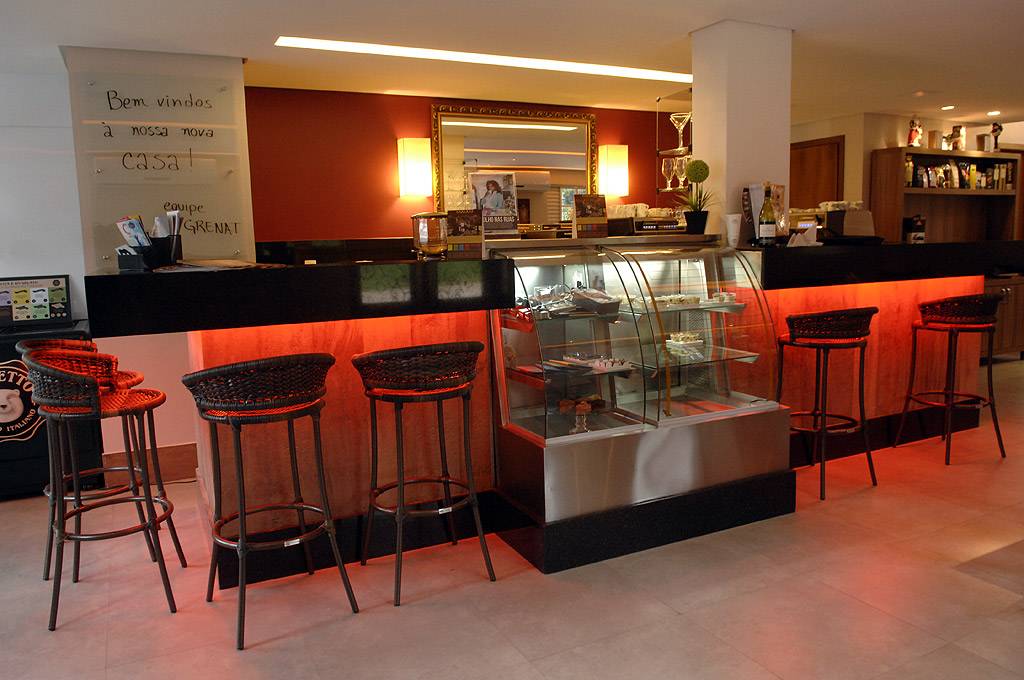 <a href="https://viajeaqui.abril.com.br/estabelecimentos/br-df-brasilia-restaurante-grenat-cafes-especiais" rel="Grenat Caf&eacute;s Especiais (Bras&iacute;lia)&nbsp;"><strong>Grenat Caf&eacute;s Especiais (Bras&iacute;lia)</strong></a>            Os gr&atilde;os cultivados no cerrado mineiro, na <strong>Lagoa Formosa</strong>, s&atilde;o torrados na loja com a consultoria da barista <strong>Isabela Raposeiras</strong>, que assina a carta de caf&eacute;s. Nela, al&eacute;m de drinks e doces, h&aacute; menu degusta&ccedil;&atilde;o da bebida com diferentes m&eacute;todos de preparo. O espresso, por exemplo, pode ser de um blend encorpado ou, mais suave, tirado de gr&atilde;os bourbon vermelho. O caf&eacute; de marcas como <strong>Orfeu, Bra&uacute;n e Fazenda Pessegueiro</strong> pode ser filtrado ou extra&iacute;do das cafeteiras aeropress, francesa e italiana. Para fugir do &oacute;bvio, experimente o <strong>caviar ou o pudim de caf&eacute;</strong>. <em>Com&eacute;rcio Local Sul, Qd. 202, Bl. A, Lj. 4, 61/3322-0061</em>