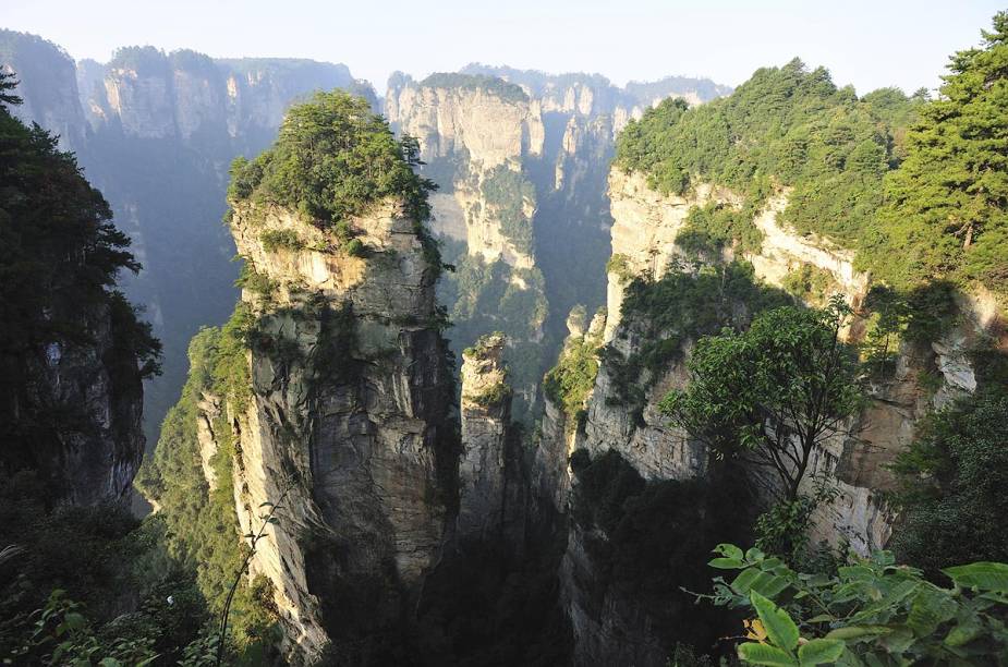 O Parque Nacional Zhangjiajie fica no centro-sul da China e, segundo a administração local, as exóticas formações rochosas inspiraram as cenas do filme "Avatar". Compostas em sua maioria por quartzo, as rochas tomaram essas formas através de milênios de erosão O Parque Nacional Zhangjiajie fica no centro-sul da China e, segundo a administração local, as exóticas formações rochosas inspiraram as cenas do filme "Avatar". Compostas em sua maioria por quartzo, as rochas tomaram essas formas através de milênios de erosão