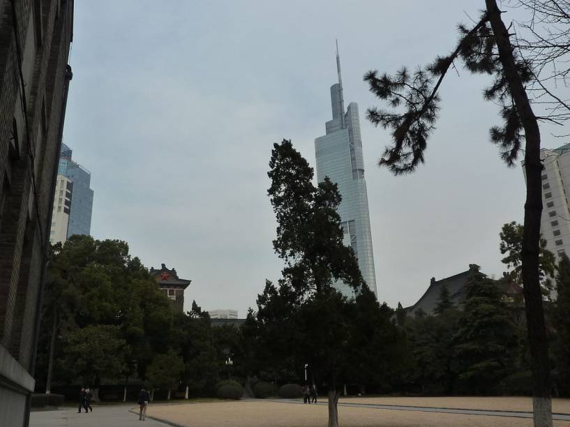 <strong>10 - Zifeng Tower – Nanjing, <a href="https://viajeaqui.abril.com.br/paises/china" rel="China" target="_blank">China</a></strong>Conhecido também como <a href="https://www.zifengtower.com/enindex.htm" rel="Nanjing Greenland Financial Complex" target="_blank">Nanjing Greenland Financial Complex</a>, este edifício de <strong>450 metros de altura</strong> (com antena) abriga um observatório no 72º andar e o hotel Intercontinental nos andares 42 a 81. 