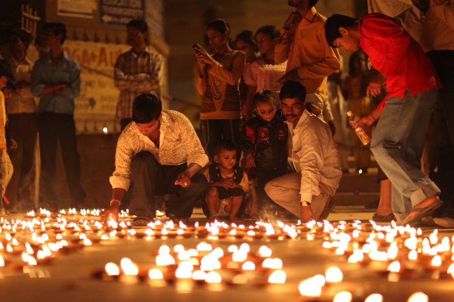 <strong>Varanasi, Índia</strong><br />Quando o sol da manhã ilumina as águas turvas do rio Ganges, centenas de fiéis hindus iniciam seu banho ritual na mais sagrada das cidades – <a href="https://viajeaqui.abril.com.br/cidades/india-varanasi" rel="Varanasi" target="_blank">Varanasi</a>, a antiga Berares. Alguns preparam oferendas, sadhus parecem entrar em transe, iogues aquecem a respiração. Apesar das poluídas águas do rio, a atmosfera exala magia. Considerada uma das cidades mais antigas continuamente habitadas do planeta -- a outra seria Jericó --, Varanasi tem cerca de 3 mil anos e, segundo a crença hindu, foi fundada pelo deus Shiva.<br /> 