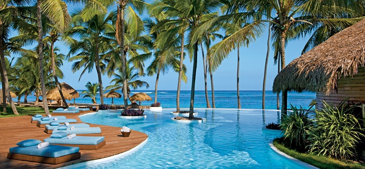 <strong><a href="https://www.zoetryresorts.com/agua" rel="Zoetry Agua Punta Cana" target="_blank">Zoetry Agua Punta Cana</a> – <a href="https://viajeaqui.abril.com.br/paises/republica-dominicana" rel="República Dominicana" target="_blank">República Dominicana</a></strong> Tranquilidade, romance, praia com ampla faixa de areia, restaurantes deliciosos e quartos com piso de madeira e detalhes em pedra são as irresistíveis primeiras impressões deste resort que tem foco no equilíbrio de corpo e mente. A diária inclui aulas de yoga, meditação, alongamento, dança, espanhol, caiaque, spinning aquático e confecção de charutos, típicos da região. Tours de bicicleta, snorkel, kitesurfing e passeios a cavalo pela praia também fazem parte do pacote – isso se você se cansar da rotina comer bem, beber bons drinks e descansar na praia ou na piscina. <em><a href="https://www.booking.com/hotel/do/zoetry-agua-punta-cana.pt-br.html?aid=332455&label=viagemabril-resortscaribeallinclusive" rel="Reserve a sua hospedagem nesse resort através do Booking.com" target="_blank">Reserve a sua hospedagem nesse resort através do Booking.com</a></em> <strong><a href="https://www.zoetryresorts.com/agua" rel="Zoetry Agua Punta Cana" target="_blank">Zoetry Agua Punta Cana</a> – <a href="https://viajeaqui.abril.com.br/paises/republica-dominicana" rel="República Dominicana" target="_blank">República Dominicana</a></strong> Tranquilidade, romance, praia com ampla faixa de areia, restaurantes deliciosos e quartos com piso de madeira e detalhes em pedra são as irresistíveis primeiras impressões deste resort que tem foco no equilíbrio de corpo e mente. A diária inclui aulas de yoga, meditação, alongamento, dança, espanhol, caiaque, spinning aquático e confecção de charutos, típicos da região. Tours de bicicleta, snorkel, kitesurfing e passeios a cavalo pela praia também fazem parte do pacote – isso se você se cansar da rotina comer bem, beber bons drinks e descansar na praia ou na piscina. <em><a href="https://www.booking.com/hotel/do/zoetry-agua-punta-cana.pt-br.html?aid=332455&label=viagemabril-resortscaribeallinclusive" rel="Reserve a sua hospedagem nesse resort através do Booking.com" target="_blank">Reserve a sua hospedagem nesse resort através do Booking.com</a></em>