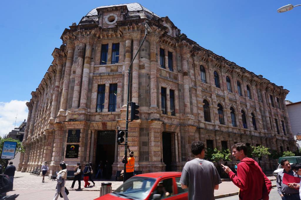13480366943_dce82926b7_k.jpeg Prédio colonial de Cuenca, no Equador