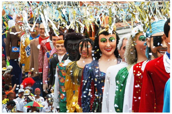 na-terca-feira-de-carnaval-os-principais-bonecos-gigantes-de-olinda-percorrem-as-ladeiras-do-sitio-historico-passarinho-pref-olinda.jpeg