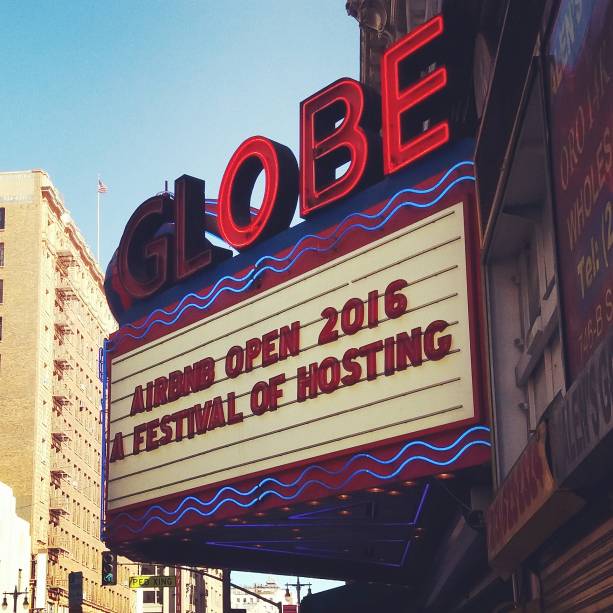 O  Orpheum Theatre, na Broadway de Los Angeles, pronto para o grande evento do Airbnb