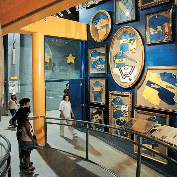 O Museo de la Pasión Boquense, dentro do estádio La Bombonera, em <a href="https://viajeaqui.abril.com.br/cidades/ar-buenos-aires" rel="Buenos Aires">Buenos Aires</a>, é um templo high-tech de idolatria ao Boca Juniors, que conta a história dos jogadores mais famosos, exibe vídeos com jogadas espetaculares e os melhores gols que marcaram o time de futebol argentino O Museo de la Pasión Boquense, dentro do estádio La Bombonera, em <a href="https://viajeaqui.abril.com.br/cidades/ar-buenos-aires" rel="Buenos Aires">Buenos Aires</a>, é um templo high-tech de idolatria ao Boca Juniors, que conta a história dos jogadores mais famosos, exibe vídeos com jogadas espetaculares e os melhores gols que marcaram o time de futebol argentino