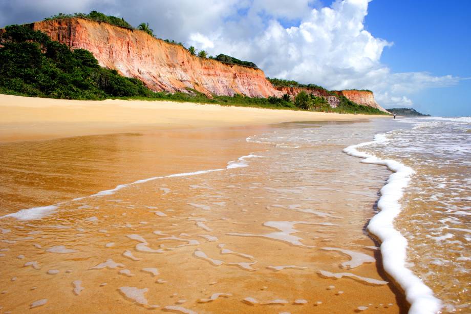 Falésias, mata nativa e mar transparente fazem da <a href="https://viajeaqui.abril.com.br/estabelecimentos/br-ba-arraial-dajuda-atracao-praia-taipe?j" rel="Praia Taípe" target="_blank">Praia Taípe</a> uma das mais belas e mais preservadas da região