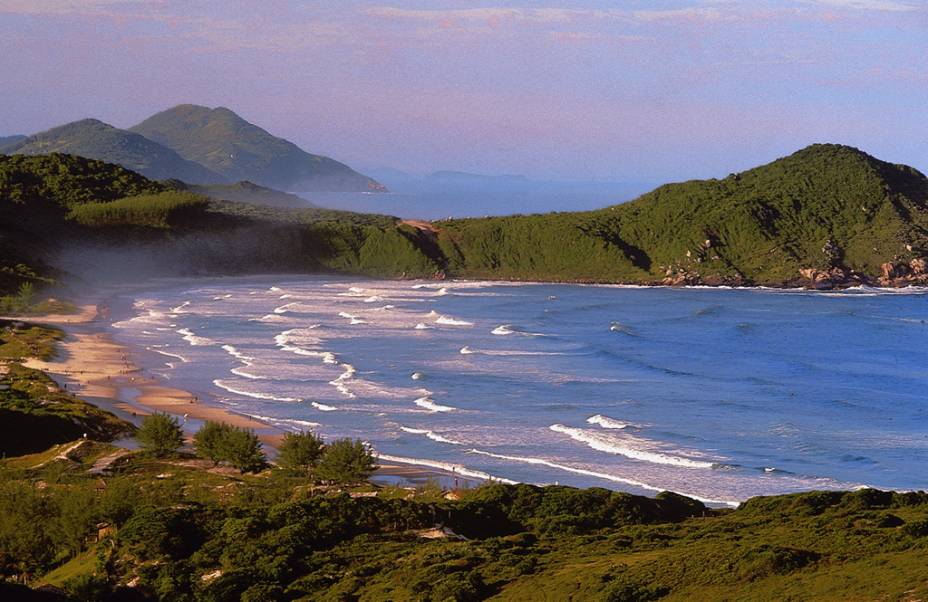 A Praia do Rosa une agito noturno, ótimos restaurantes, pousadas confortáveis e uma linda praia