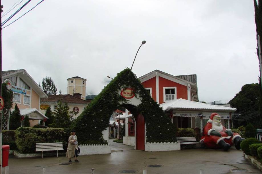Conhecido como "shopping do Papai-Noel", a <a href="https://viajeaqui.abril.com.br/estabelecimentos/br-rj-penedo-atracao-pequena-finlandia" rel="Pequena Finlândia" target="_blank">Pequena Finlândia</a> abriga a casa do bom velhinho, uma versão da matriz, na Finlândia, com direito a trenó de mais de 128 anos