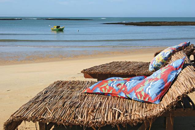 As redes e espreguiçadeiras forradas de almofadas coloridas, em que turistas tomam sol e bebem caipirinha, já viraram símbolo da Praia do Espelho As redes e espreguiçadeiras forradas de almofadas coloridas, em que turistas tomam sol e bebem caipirinha, já viraram símbolo da Praia do Espelho