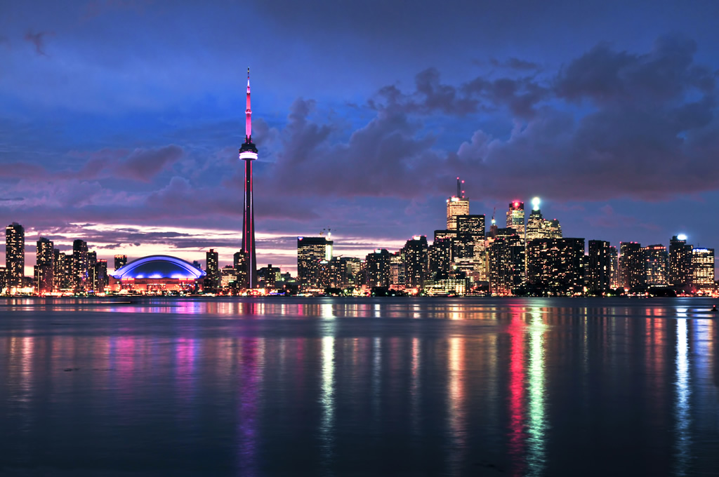 Vista de Toronto com a CN Tower ao fundo, a maior torre do mundo com mais de 550 metros