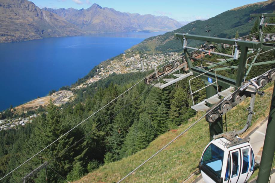 Um dos programas obrigatórios de Queenstown é pegar a gôndola para observar a cidade de cima