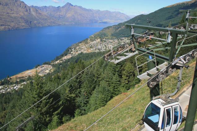 Um dos programas obrigatórios de Queenstown é pegar a gôndola para observar a cidade de cima Um dos programas obrigatórios de Queenstown é pegar a gôndola para observar a cidade de cima