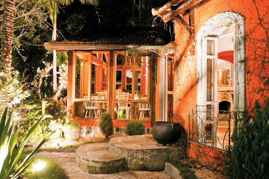 O centro de Penedo encanta casais e famílias com suas lojas de chocolate e construções de madeira com telhados triangulares; na foto, o ambiente do <a href="https://viajeaqui.abril.com.br/estabelecimentos/br-rj-penedo-restaurante-jardim-secreto" rel="restaurante Jardim Secreto" target="_blank">restaurante Jardim Secreto</a>