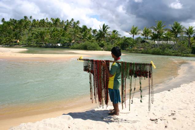 Índio Pataxó vendendo artesanato na Praia do Espelho Índio Pataxó vendendo artesanato na Praia do Espelho