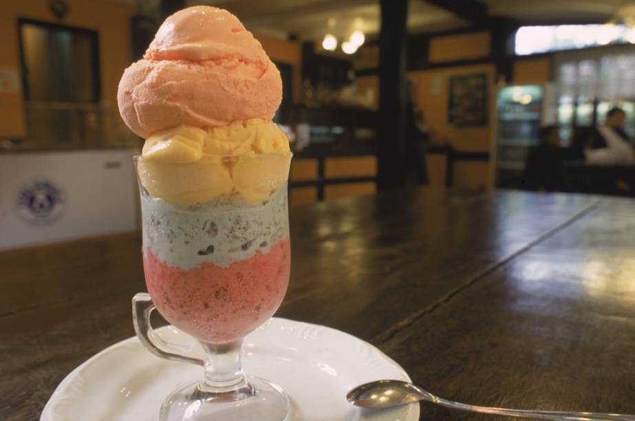 Parada obrigatória dos turistas, mesmo no frio, o <a href="https://viajeaqui.abril.com.br/estabelecimentos/br-rj-penedo-restaurante-sorvete-finlandes" rel="Sorvete Finlandês" target="_blank">Sorvete Finlandês</a> tem variado bufê com 32 sabores artesanais