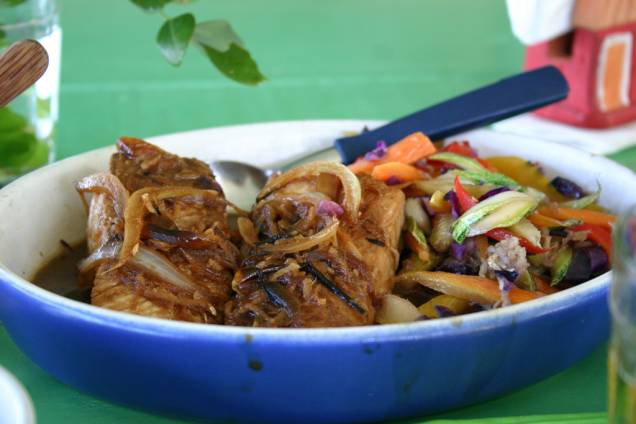 Peixe ensopado com juliana de legumes temperados com nam pla tailandês, prato do restaurante da Silvinha, na Praia do Espelho Peixe ensopado com juliana de legumes temperados com nam pla tailandês, prato do restaurante da Silvinha, na Praia do Espelho