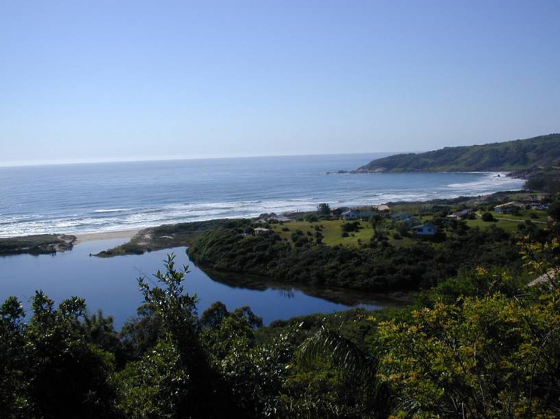 Apesar da infraestrutura hoteleira e gastronômica desenvolvida, ainda não há agência bancária ou caixa eletrônico na Praia do Rosa