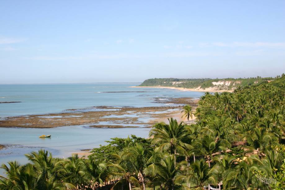 Os atrativos da Praia do Espelho são muitos, desde as falésias, o mar azul e os corais até o charme dos gazebos com almofadas de chita nas barracas