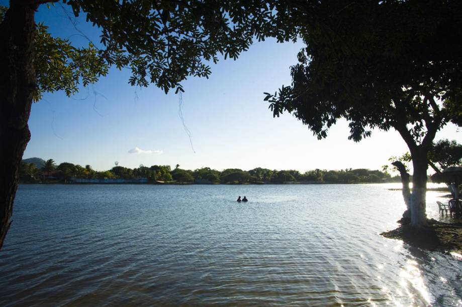 Tranquila, a Lagoa do Banana tem águas cristalinas e barracas instaladas quase dentro d´àgua