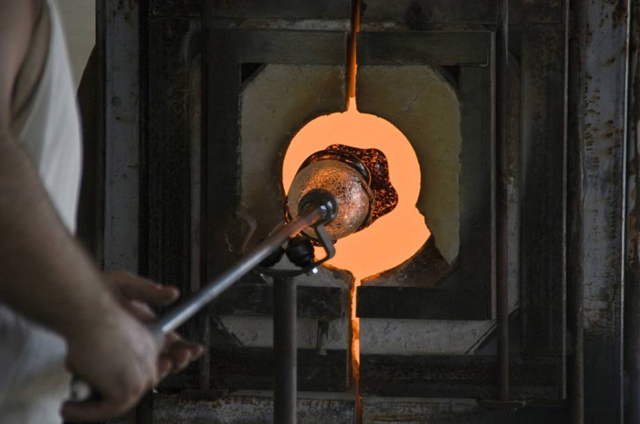 Gente dos quatro cantos do mundo desembarca em Murano atrás dos copos, luminárias, enfeites, penduricalhos e outros objetos forjados com os coloridos cristais locais Gente dos quatro cantos do mundo desembarca em Murano atrás dos copos, luminárias, enfeites, penduricalhos e outros objetos forjados com os coloridos cristais locais
