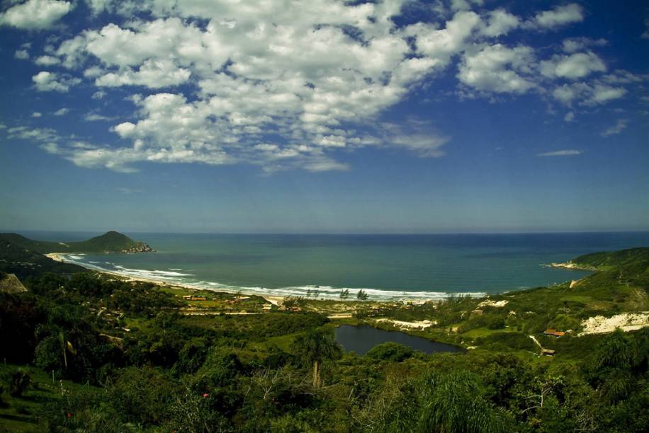 Para conhecer a Praia do Rosa o ideal é deixar o carro de lado e caminhar pelas ruas de terra, algumas estreitas e íngremes