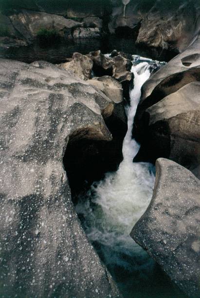 O cenário do Vale da Lua inclui diversas piscinas naturais, que se formam entre grutas e fendas O cenário do Vale da Lua inclui diversas piscinas naturais, que se formam entre grutas e fendas