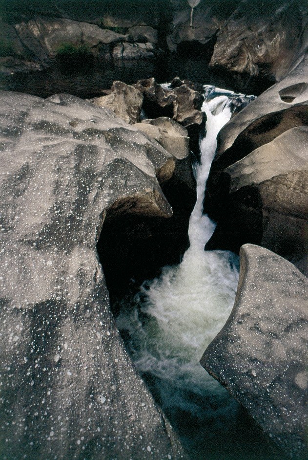 O cenário do Vale da Lua inclui diversas piscinas naturais, que se formam entre grutas e fendas O cenário do Vale da Lua inclui diversas piscinas naturais, que se formam entre grutas e fendas