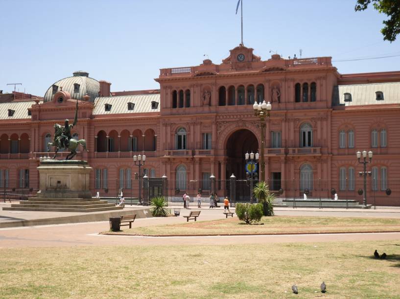 Sede do Poder Executivo, o edifício da Casa Rosada ganhou a cor – e o nome – em razão da mistura de cal e sangue de boi usada para impermeabilizar as paredes. Seus salões luxuosos e o museu com mais de 10 mil objetos históricos de todos os ex-presidentes argentinos são abertos para visitas guiadas Sede do Poder Executivo, o edifício da Casa Rosada ganhou a cor – e o nome – em razão da mistura de cal e sangue de boi usada para impermeabilizar as paredes. Seus salões luxuosos e o museu com mais de 10 mil objetos históricos de todos os ex-presidentes argentinos são abertos para visitas guiadas