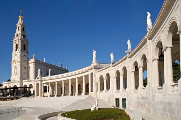 O complexo Santuário de Fátima inclui a Basílica, com os túmulos dos três pastorinhos, a Capelinha das Aparições e uma nova igreja, a da Santíssima Trindade O complexo Santuário de Fátima inclui a Basílica, com os túmulos dos três pastorinhos, a Capelinha das Aparições e uma nova igreja, a da Santíssima Trindade