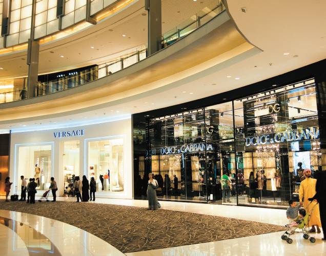 Hall do Dubai Mall, o maior centro de compras do mundo, com mais de 1 200 lojas Hall do Dubai Mall, o maior centro de compras do mundo, com mais de 1 200 lojas