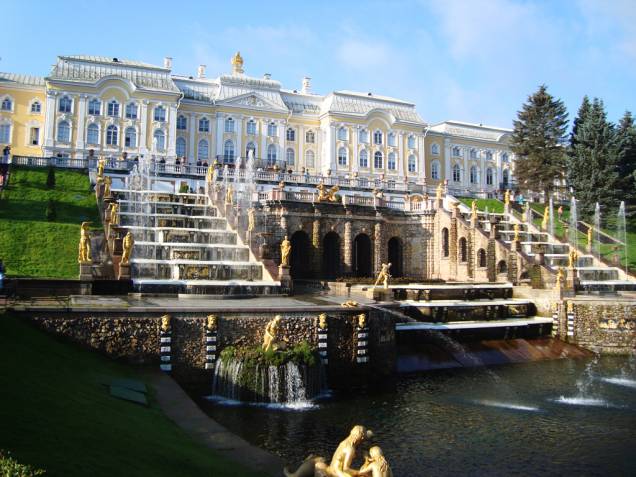 Peterhof, nos arredores de Petersburgo, é uma espécie de Palácio de Versalhes, com um complexo de palácios, jardins e fontes Peterhof, nos arredores de Petersburgo, é uma espécie de Palácio de Versalhes, com um complexo de palácios, jardins e fontes