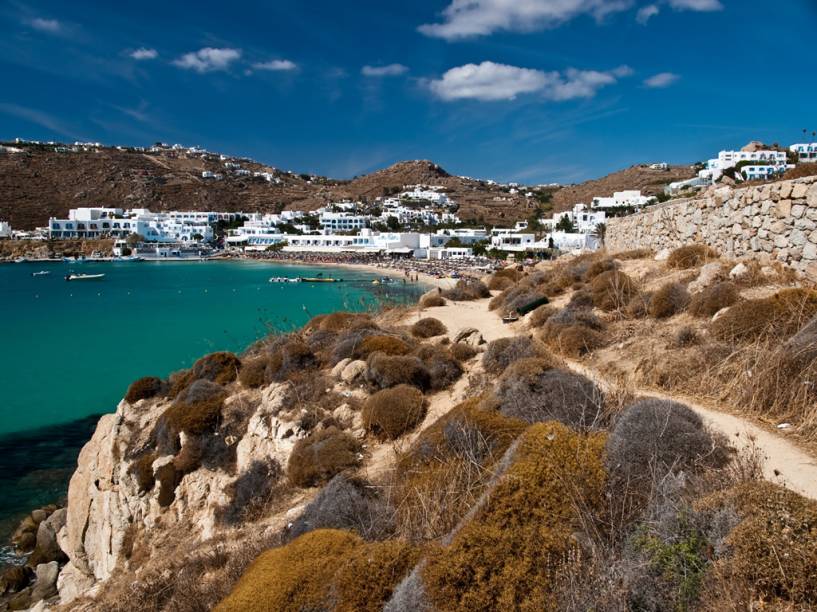 Resort em Mikonos, região da Grécia onde o agito noturno e o sossego, com seus barcos de pescadores e pelicanos, misturam-se pacificamente Resort em Mikonos, região da Grécia onde o agito noturno e o sossego, com seus barcos de pescadores e pelicanos, misturam-se pacificamente