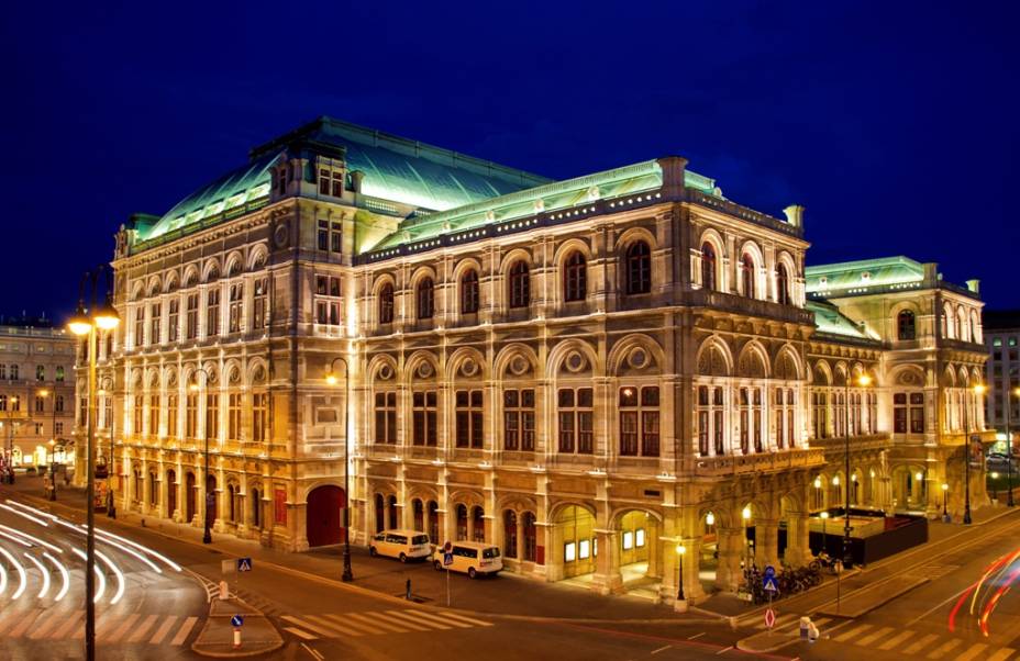 A Ópera de Viena, Wiener Staatsoper, foi construída no século 19 e profundamente danificada durante a II Guerra Mundial. Entre seus condutores surgem nomes como Gustav Mahler e Herbert von Karajan A Ópera de Viena, Wiener Staatsoper, foi construída no século 19 e profundamente danificada durante a II Guerra Mundial. Entre seus condutores surgem nomes como Gustav Mahler e Herbert von Karajan