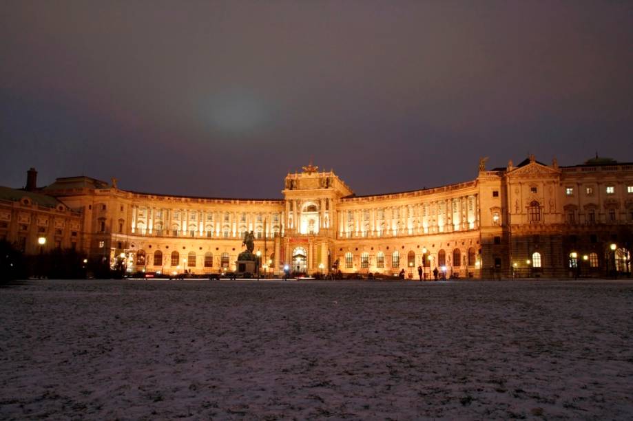 O grandioso Hofburg, o palácio de inverno dos Habsburgo, é um imenso complexo de edifícios estatais, incluindo as áreas residenciais, estábulos, museus, capelas, escolas e escritórios dedicados à burocracia governamental. Uma das áreas mais conhecidas são seus elegantes salões de baile O grandioso Hofburg, o palácio de inverno dos Habsburgo, é um imenso complexo de edifícios estatais, incluindo as áreas residenciais, estábulos, museus, capelas, escolas e escritórios dedicados à burocracia governamental. Uma das áreas mais conhecidas são seus elegantes salões de baile