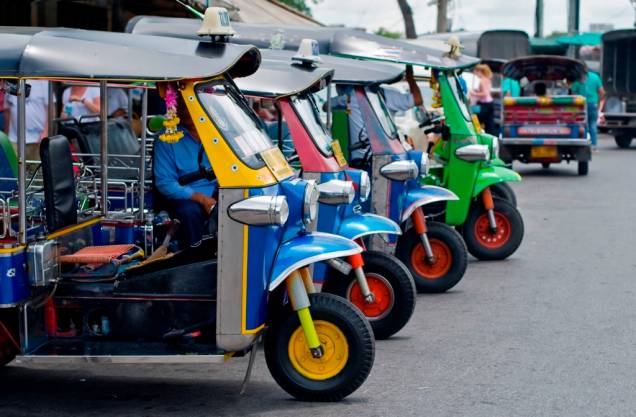 Uma dos meios de transporte mais comuns em todo o Sudeste Asiático são os tuc-tucs, adaptações de motocicletas que levam até dois passageiros. Barulhentos e ágeis, são um meio barato de circular por Bangcoc, caso você não seja explorado por algum motorista mal intencionado Uma dos meios de transporte mais comuns em todo o Sudeste Asiático são os tuc-tucs, adaptações de motocicletas que levam até dois passageiros. Barulhentos e ágeis, são um meio barato de circular por Bangcoc, caso você não seja explorado por algum motorista mal intencionado