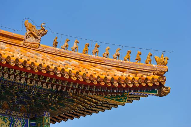 Motivos decorativos em telhado na Cidade Proibida, Pequim, China. Esse tipo de decoração só era realizado em edifícios imperiais, sendo que aqui a procissão de imagens é liderada por um fênix. Motivos decorativos em telhado na Cidade Proibida, Pequim, China. Esse tipo de decoração só era realizado em edifícios imperiais, sendo que aqui a procissão de imagens é liderada por um fênix.