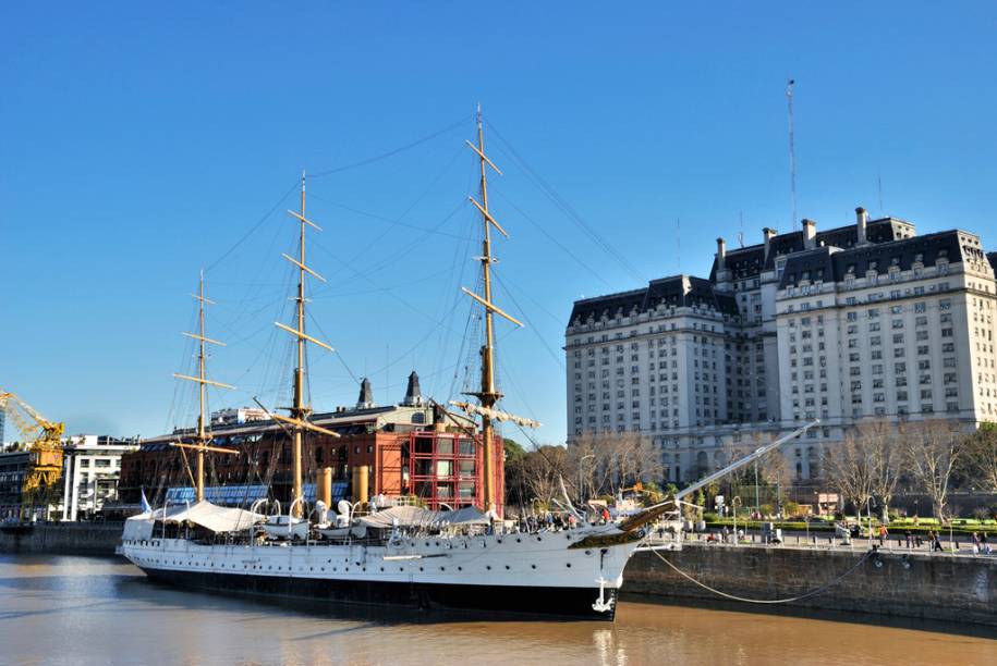 Depois de percorrer o mundo, a Fragata Sarmiento está ancorada no dique 3 de Puerto Madero. O museu flutuante guarda canhões, mapas antigos e até um escafandro (uma armadura de metal que usava-se antigamente para mergulhar)